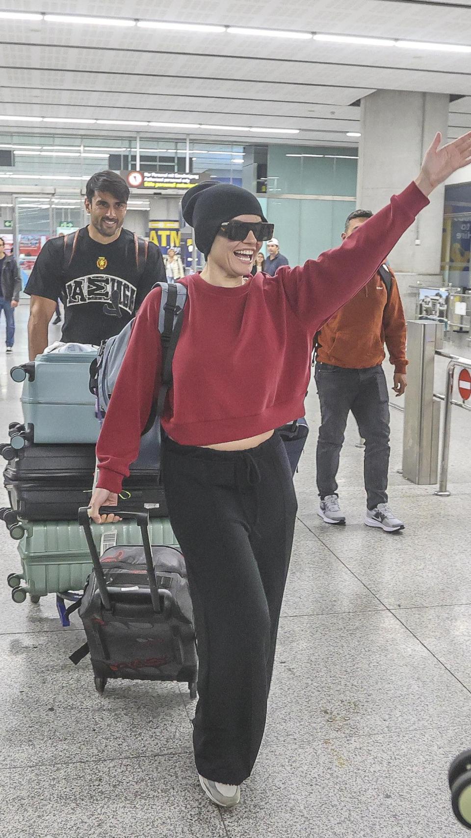 Melody, en el aeropuerto de Málaga, este lunes, junto a su pareja, Ignacio.