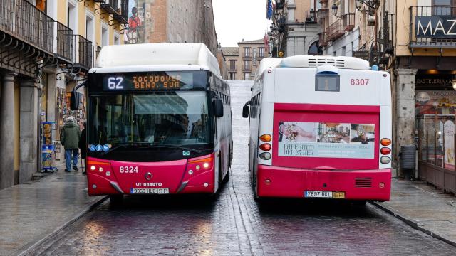 Dos autobuses urbanos en la Plaza de Zocodover de Toledo.