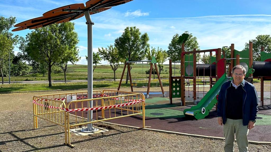 Víctor Zato, concejal de Urbanismo en uno de los parques de la localidad