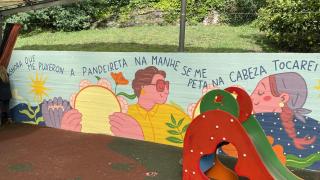A Coruña continúa homenajeando a las cantareiras con un mural en la escuela Luis Seoane