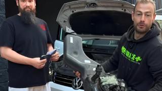 Daniel Morales junto con Jonatan García, mecánico.