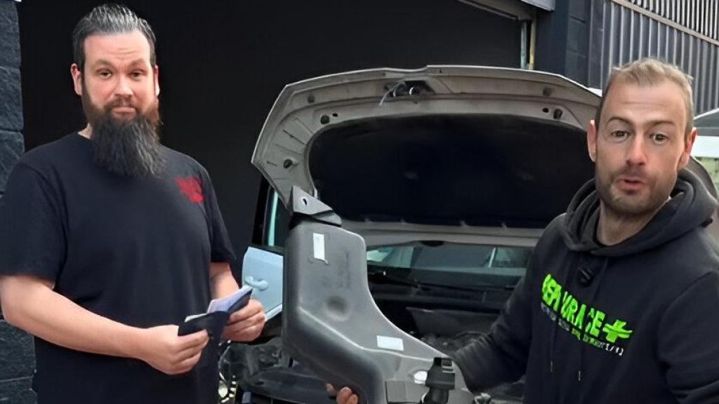 Jhonatan García,, mecánico junto con Daniel Morales experto en coches.