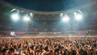 Vista de las más de 70.000 personas congregadas en La Cartuja por el concierto de Manuel Carrasco.