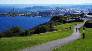 Panorámica del litoral de A Coruña desde el monte de San Pedro.