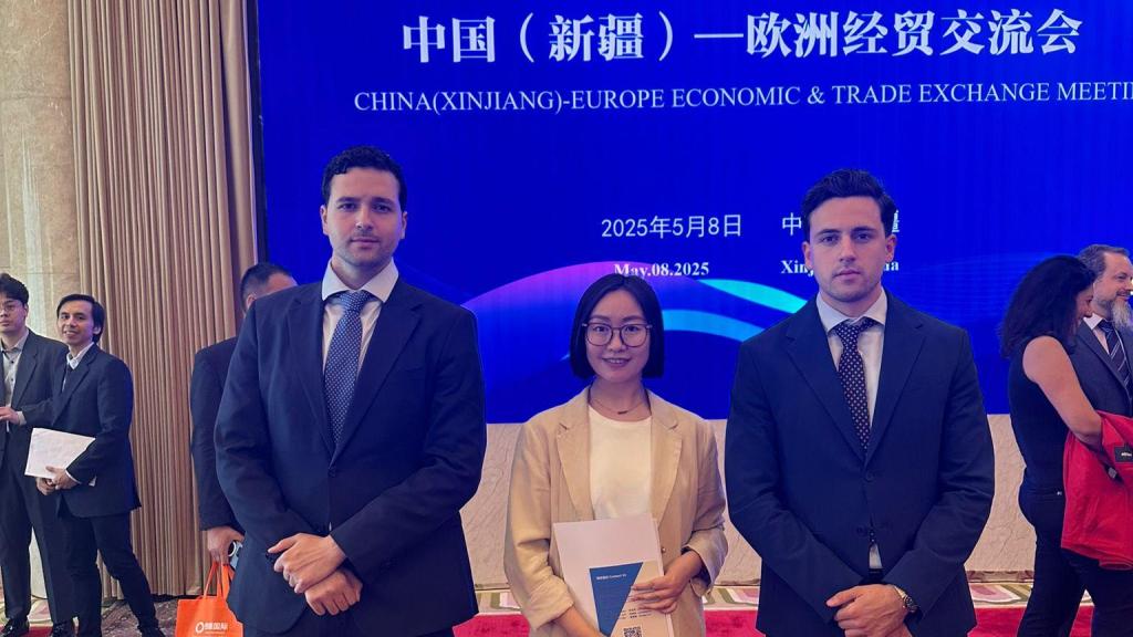 Los cofundadores de Adity, Francisco (izq) y Javier (der), en el encuentro de emprendedores europeos y la región de Xinjiang (China).