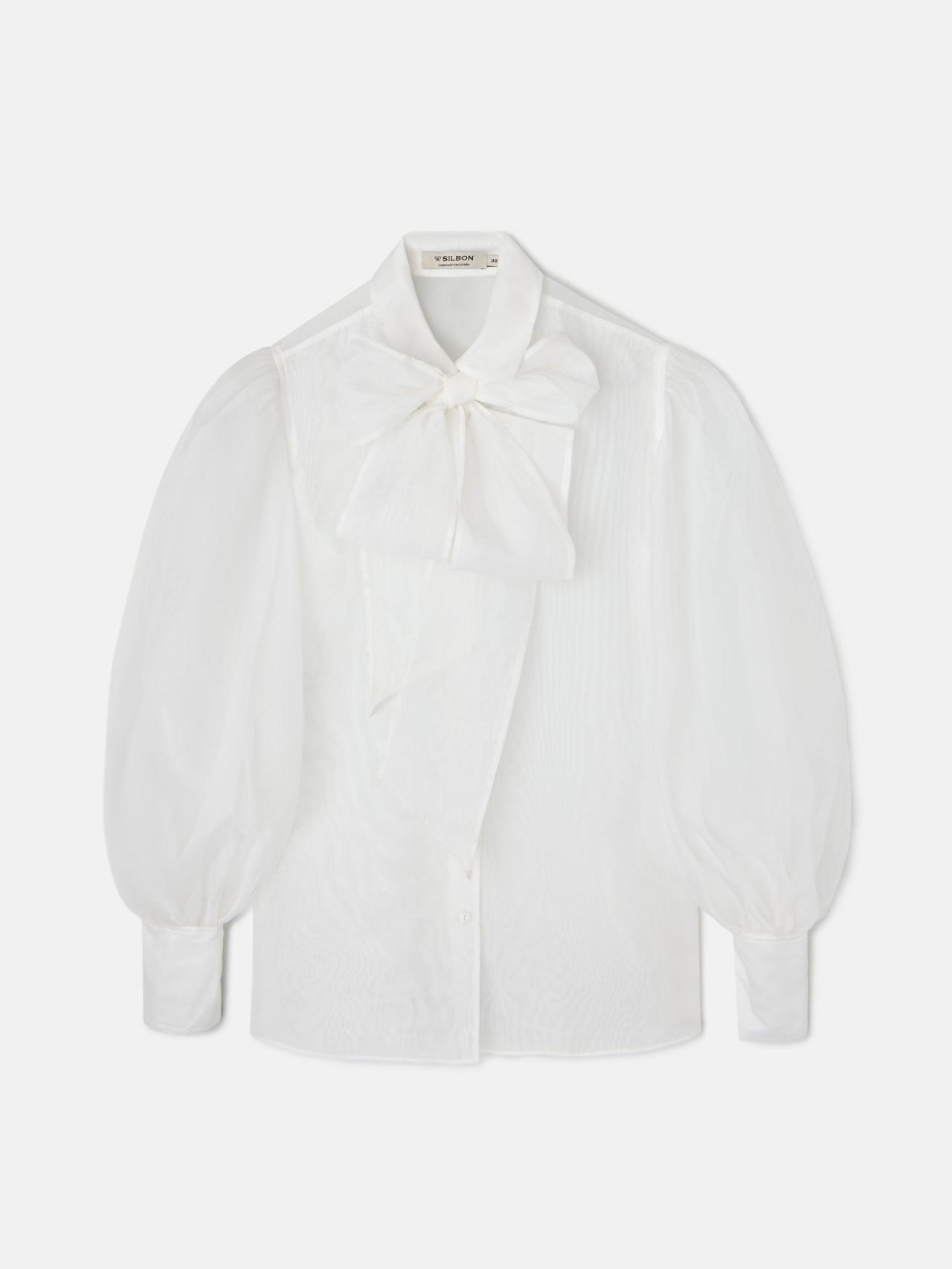 Detalle de una camisa blanca de la colección.