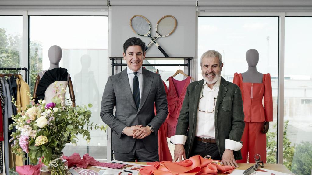 Lorenzo Caprile y Pablo López, posando junto a la colección.