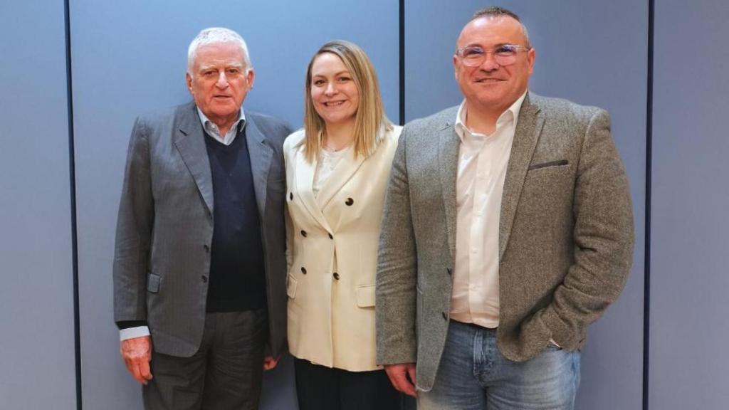 Paolo Vasile junto a Elena Martín, una de las fundadoras de Sociograph; y Enrique Hornos, CEO de la compañía
