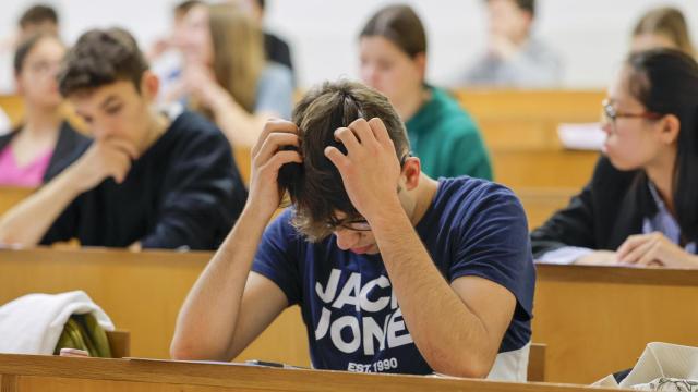 Un alumno, realizando la Selectividad en 2024.