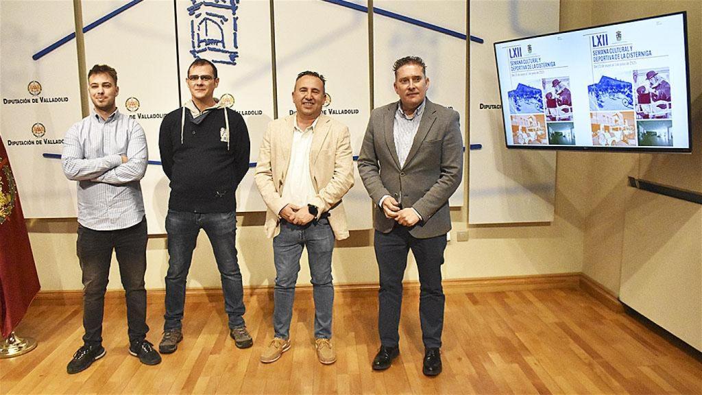 De izquierda a derecha: Rodrigo Requejo y Javier Cunquero, hosteleros en La Cistérniga y Alfonso Romo, diputado de Familia e Igualdad, Acción Social y Centros Residenciales junto a Alberto Redondo, alcalde de La Cistérniga.