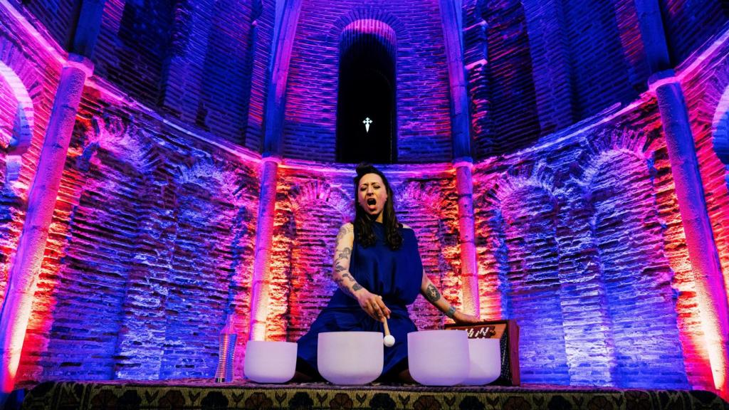 Daisy Press durante su concierto en la capilla del castillo de Segura de la sierra. Foto: Juan Antonio Partal