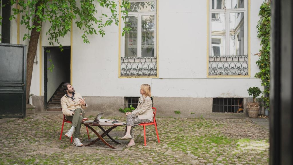 La entrevista dejó instantáneas idílicas como esta, en este luminoso patio madrileño aledaño a la casa de Esperanza Aguirre