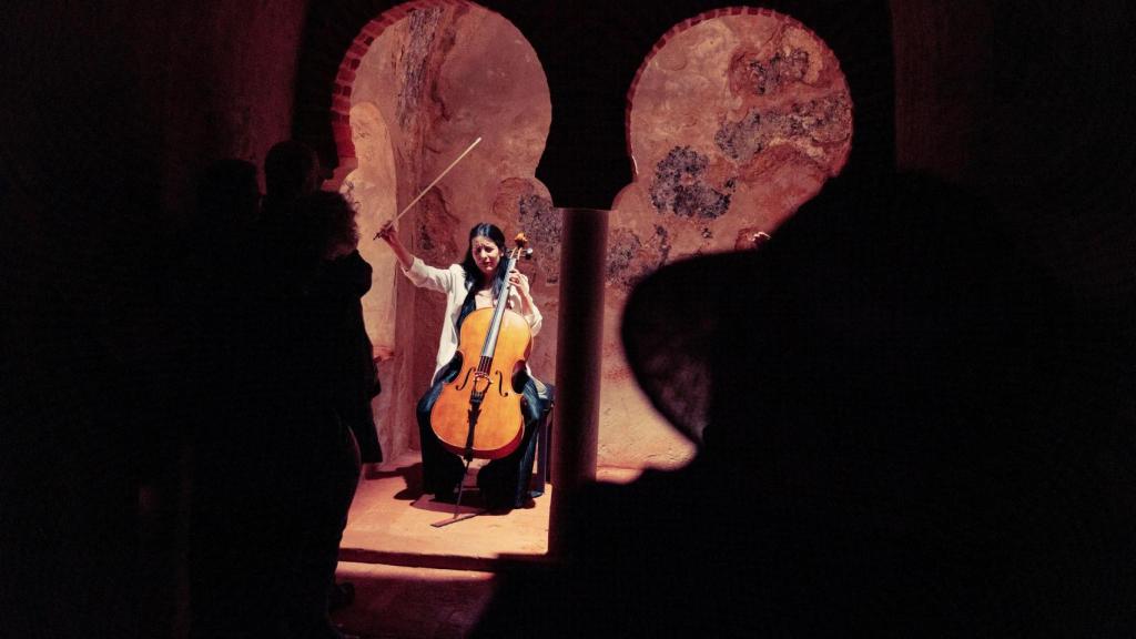 Iris Azquinezer íntimamente tocando en los baños árabes. Foto: Juan Antonio Partal