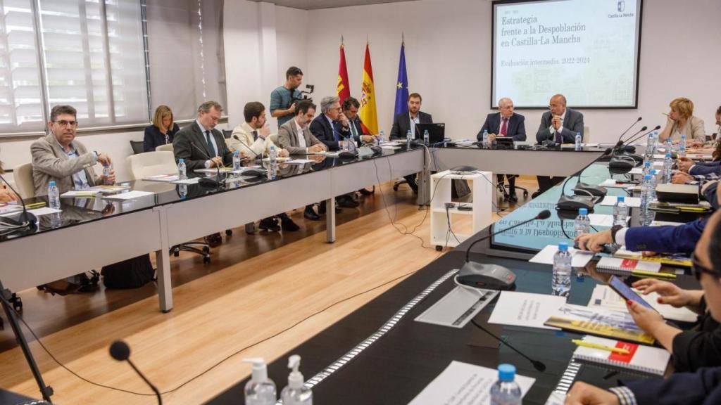 Martínez Guijarro junto a los representantes de las diferentes asociaciones implicadas contra la despoblación en la región.