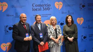 El presidente de Conferco, Adolfo Sáinz (2i), y la consejera de Industria, Comercio y Empleo de la Junta de Castilla y León, Leticia García (3i), posan durante el inicio del acto del I Congreso de Comercio de CyL