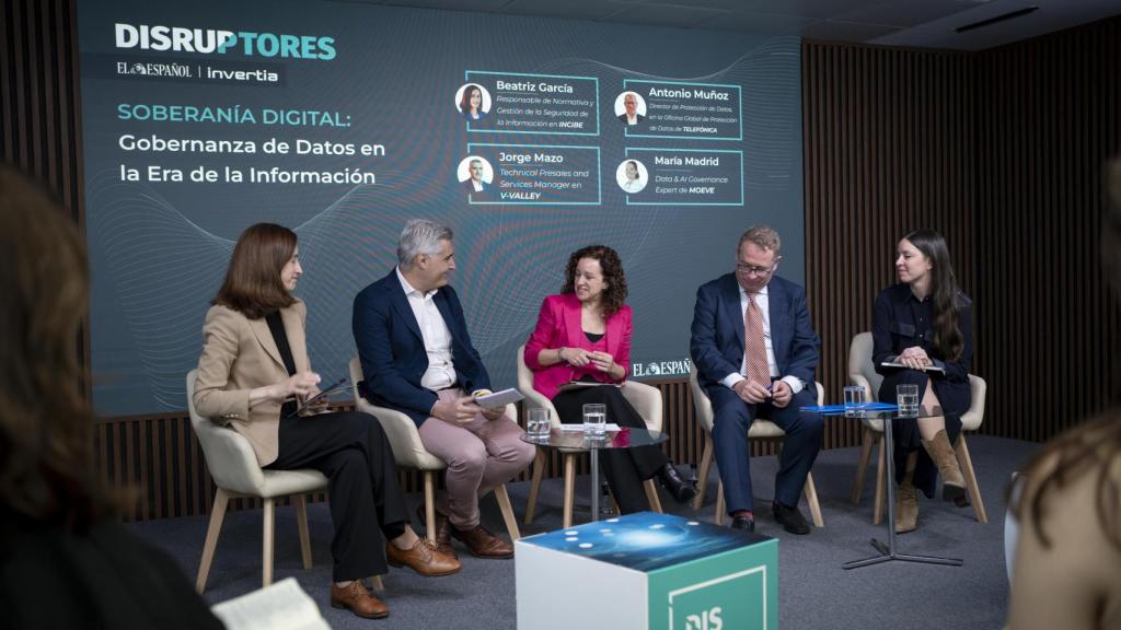De izquierda a derecha: la responsable de Normativa y Gestión de la Seguridad de la Información de INCIBE, Beatriz García; el Technical Presales and Services Manager en V-Valley,  Jorge Mazo; la redactora jefa de DISRUPTORES, Noelia Hernández; el director de Protección de Datos, en la Oficina Global de Protección de Datos de Telefónica, Antonio Muñoz; y la Data & AI Governance Expert en MOEVE, María Madrid.