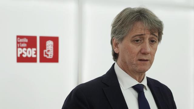 El secretario general del PSOE de Castilla y León, Carlos Martínez, durante su rueda de prensa de este lunes