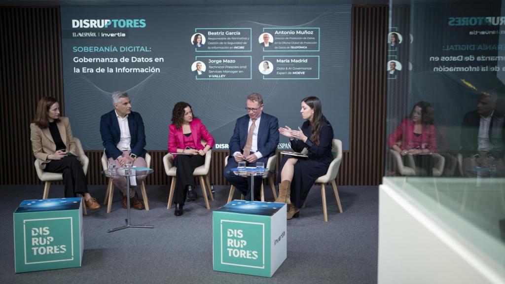 De izquierda a derecha: la responsable de Normativa y Gestión de la Seguridad de la Información de INCIBE, Beatriz García; el Technical Presales and Services Manager en V-Valley,  Jorge Mazo; la redactora jefa de DISRUPTORES, Noelia Hernández; el director de Protección de Datos, en la Oficina Global de Protección de Datos de Telefónica, Antonio Muñoz; y la Data & AI Governance Expert en MOEVE, María Madrid.