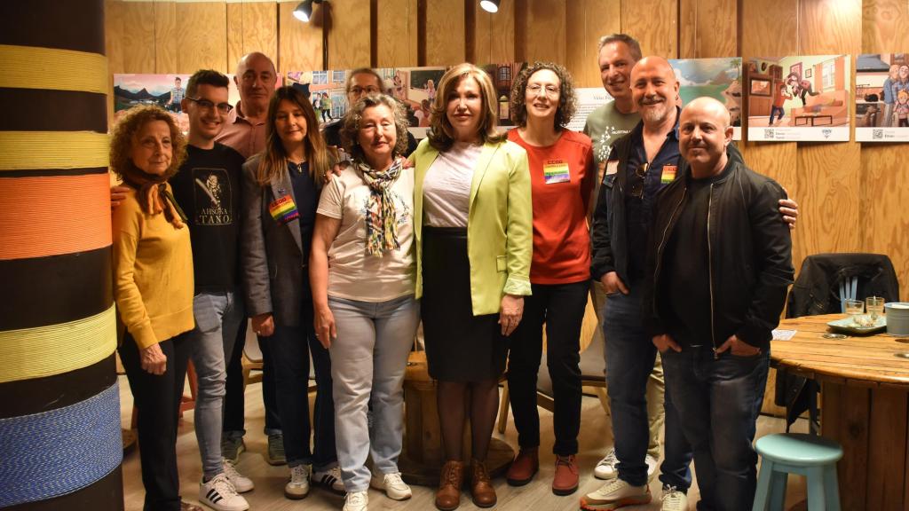 Foto de familia de los asistentes a la presentación de la exposición.
