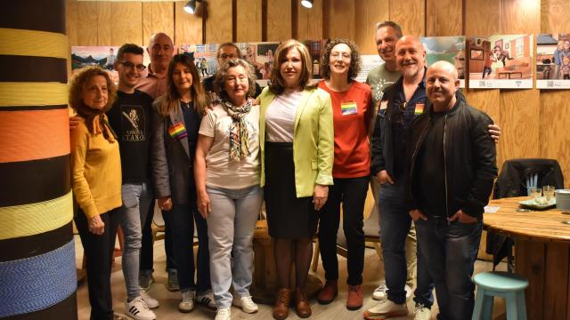 Foto de familia de los asistentes a la presentación de la exposición.