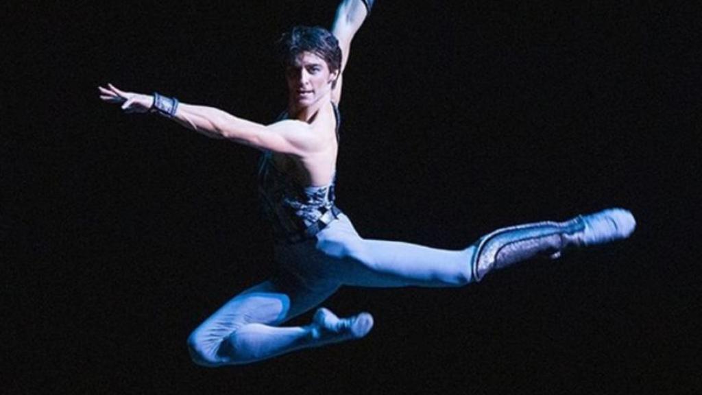 Yuri Grigoróvich en 1994 (foto: ITAR-TASS). A la derecha, Grigoróvich en una foto antigua compartida por el Teatro Bolshói.