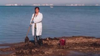 La ingeniera química industrial Rocío García, posando en la playa de El Carmolí, en el Mar Menor.