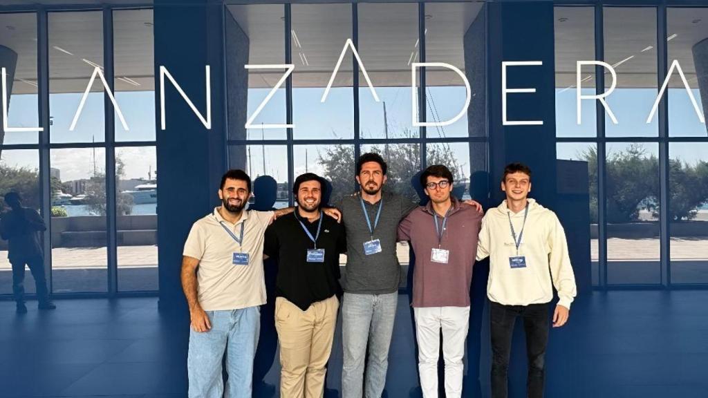 Los fundadores de Tu arrocero, Fran Ceacero y Álvaro Portolés, junto a su equipo. EE