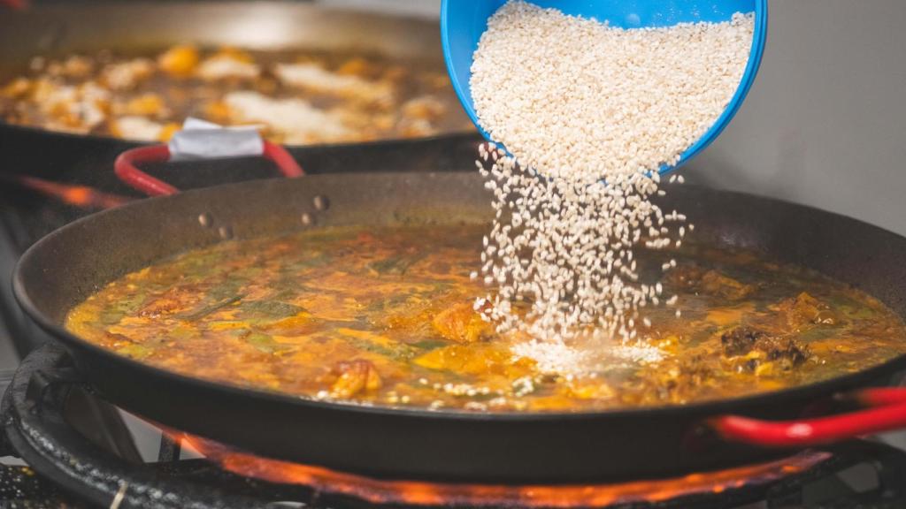 Preparación de una paella en Tu arrocero. EE