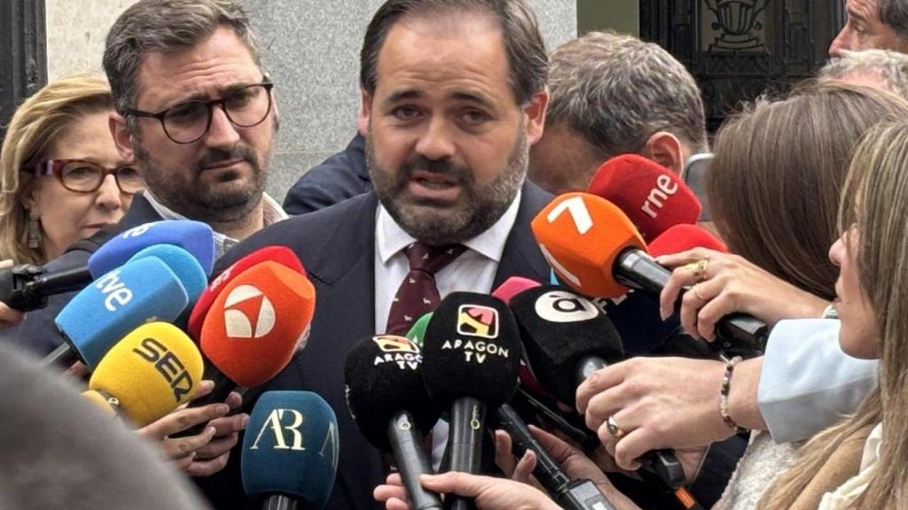Núñez atiende a los medios de comunicación antes de participar en una reunión en la sede nacional del PP.