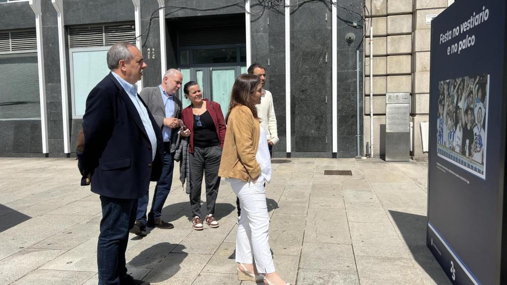 Inés Rey contempla la exposición.