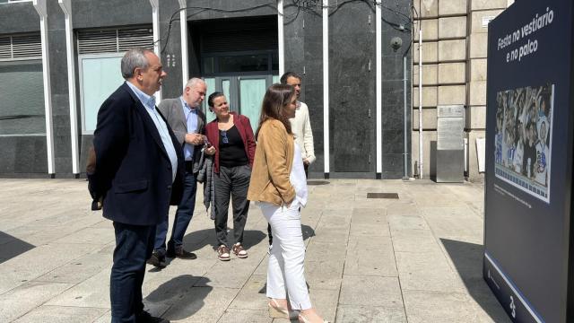 Inés Rey contempla la exposición.