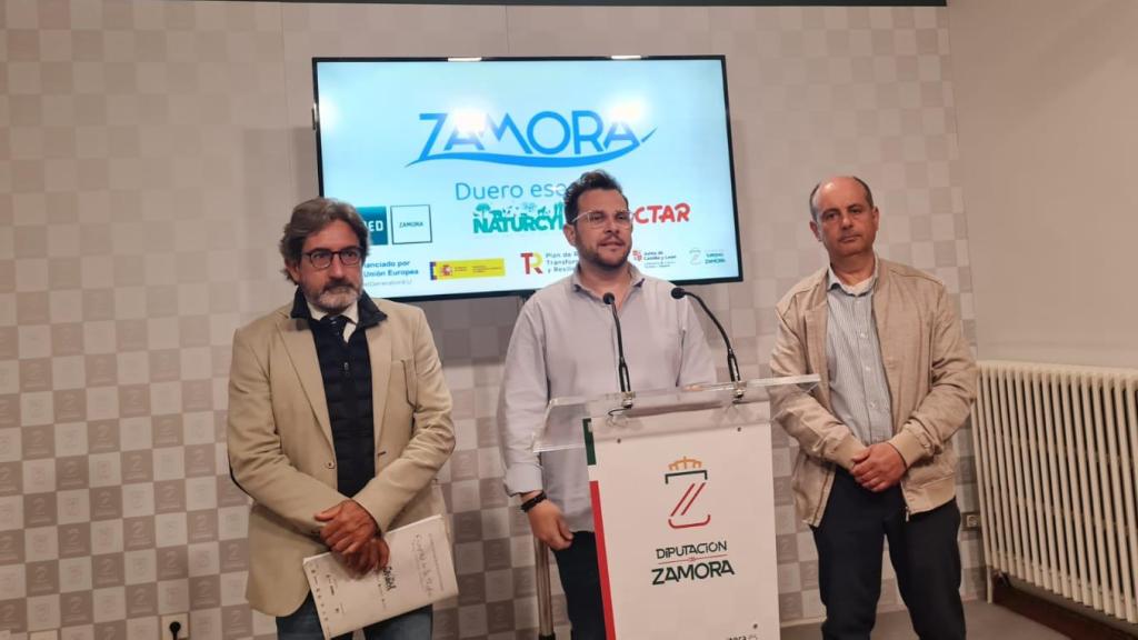 Carlos Sánchez, director de Naturcyl; Víctor López de la Parte, vicepresidente primero y diputado de Educación, Cultura y Turismo; y Javier Domínguez Rodríguez, astrofísico y director del Observatorio de Sobradillo de Palomares