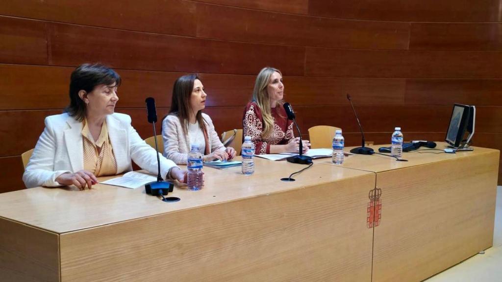 La concejal de Bienestar Social, Pilar Torres (d), participa en la primera jornada de la Semana Europea de la Salud Mental.