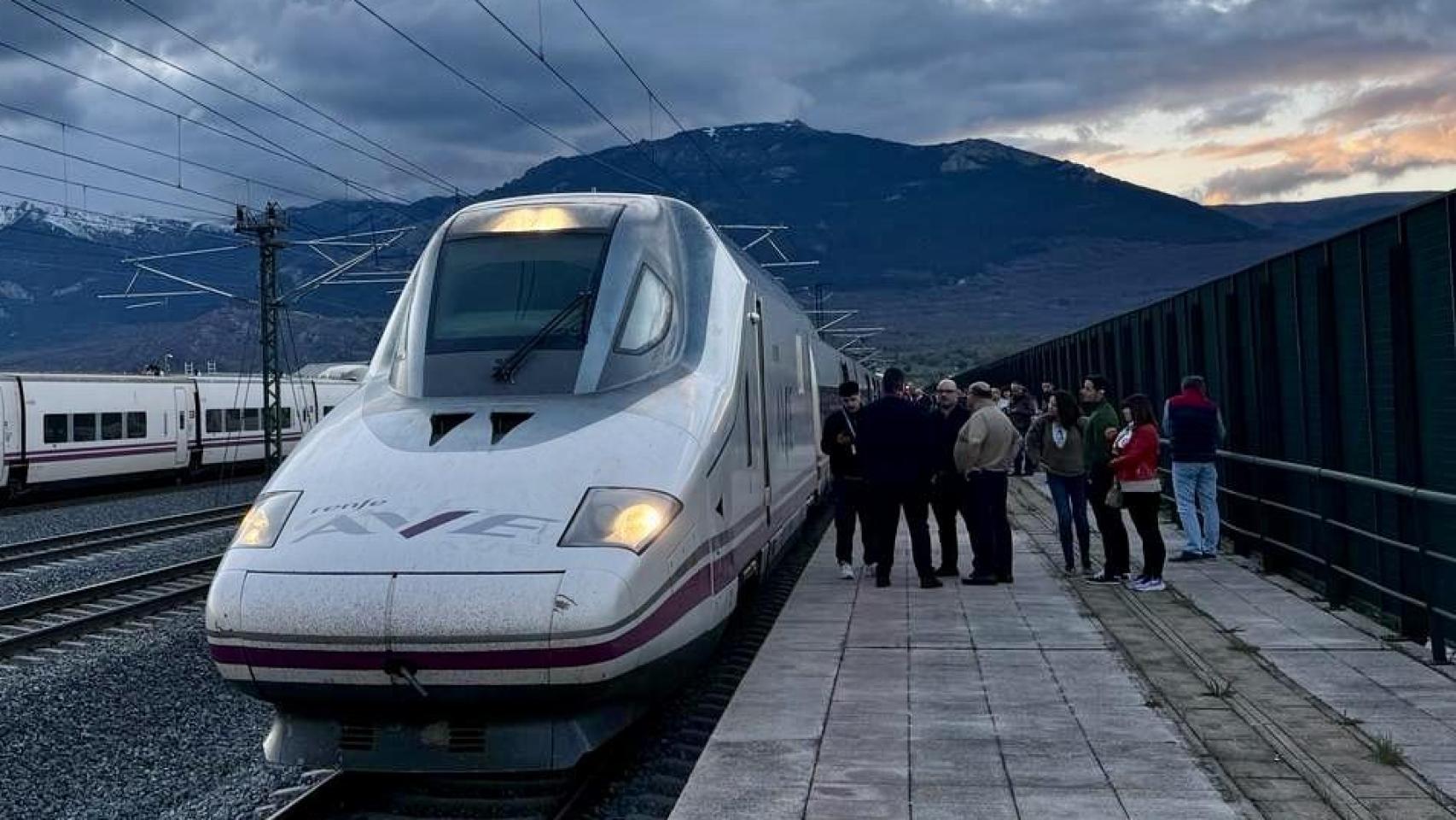 Tren de alta velocidad parado en el trayecto Valladolid-Madrid