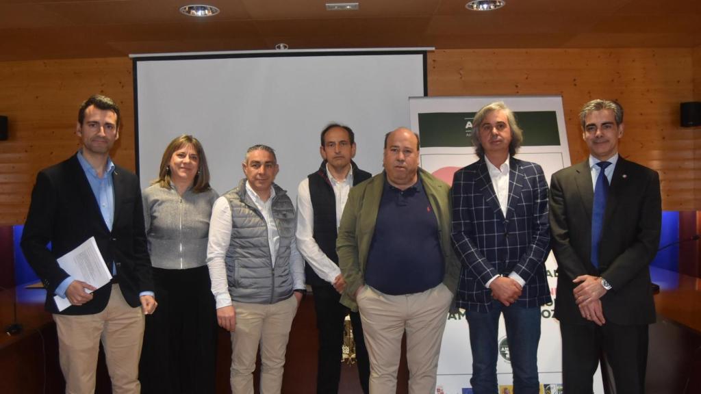 Foto de familia con organizadores y ponentes tras la presentación del informe sobre mataderos