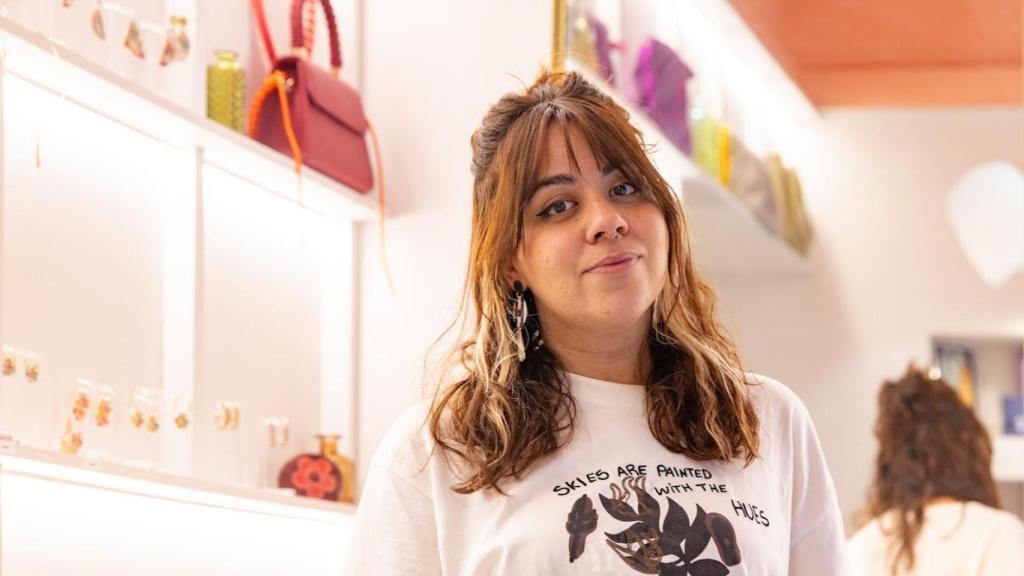Celia Espinosa posa en su tienda 'La Mona'.