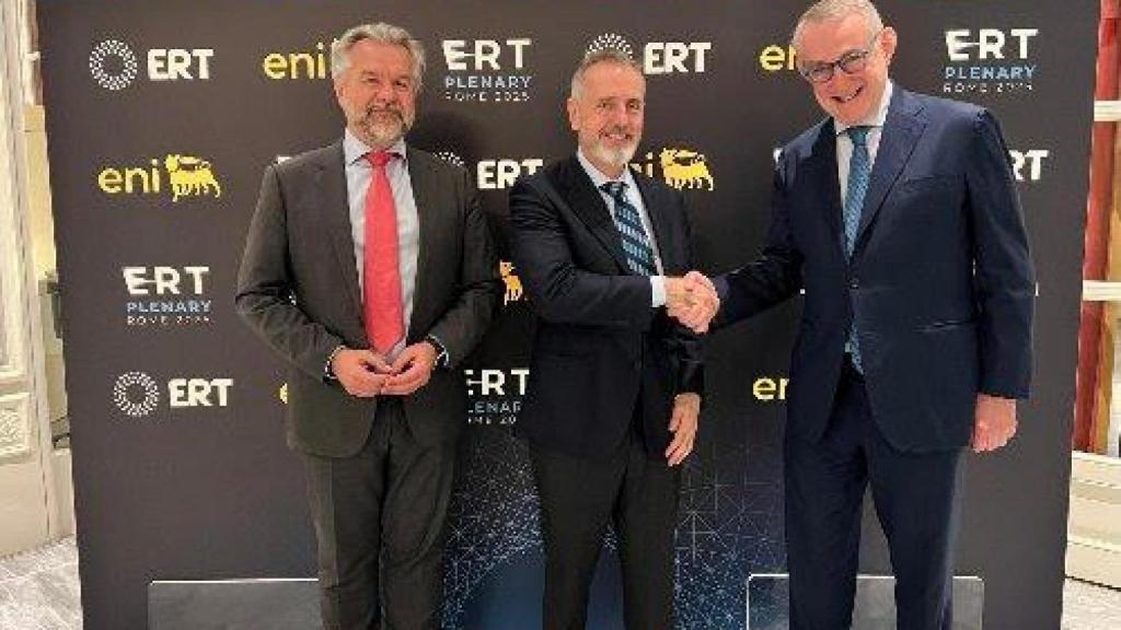 De izquierda a derecha: el secretario general de la ERT, Anthony Gooch, el presidente de Telefónica, Marc Murtra, y el presidente de la ERT, Jean-François van Boxmeer