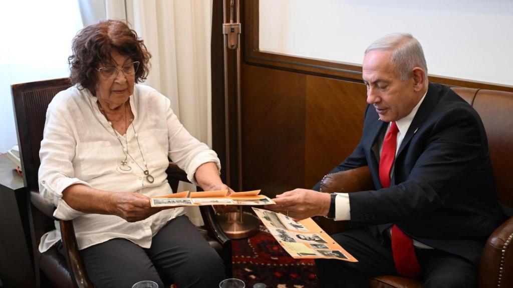 El primer ministro israelí, Benjamin Netanyahu, entrega a la viuda de Eli Cohen, Nadia, las pertenencias recuperadas de su marido.