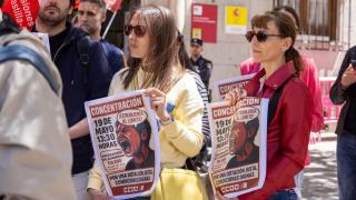 Manifestantes frente al acceso de la Delegación del Gobierno en Castilla-La Mancha.