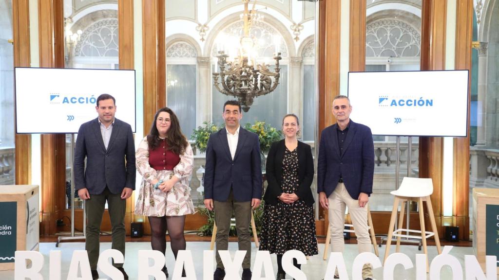Luis López, en la presentación del programa Rías Baixas Acción junto al diputado de Cultura, Jorge Cubel, y representantes de AGAPI