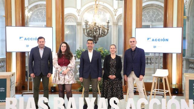 Luis López, en la presentación del programa Rías Baixas Acción junto al diputado de Cultura, Jorge Cubel, y representantes de AGAPI