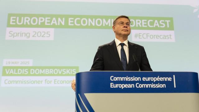 El comisario de Asuntos Económicos, Valdis Dombrovskis, durante la presentación este lunes de las previsiones económicas de primavera