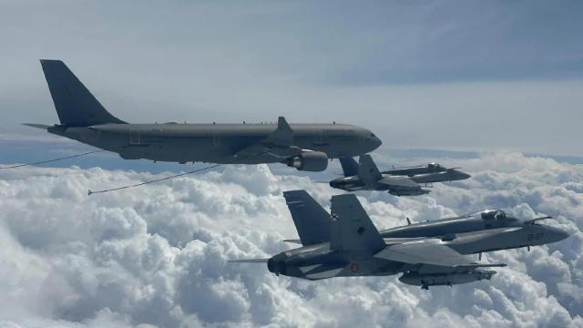 A330 MRTT junto a dos F-18 del Ala 12