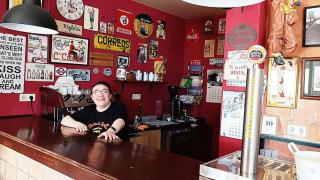 Dulcinea en el bar que lleva su nombre en Palazuelo de Vedija