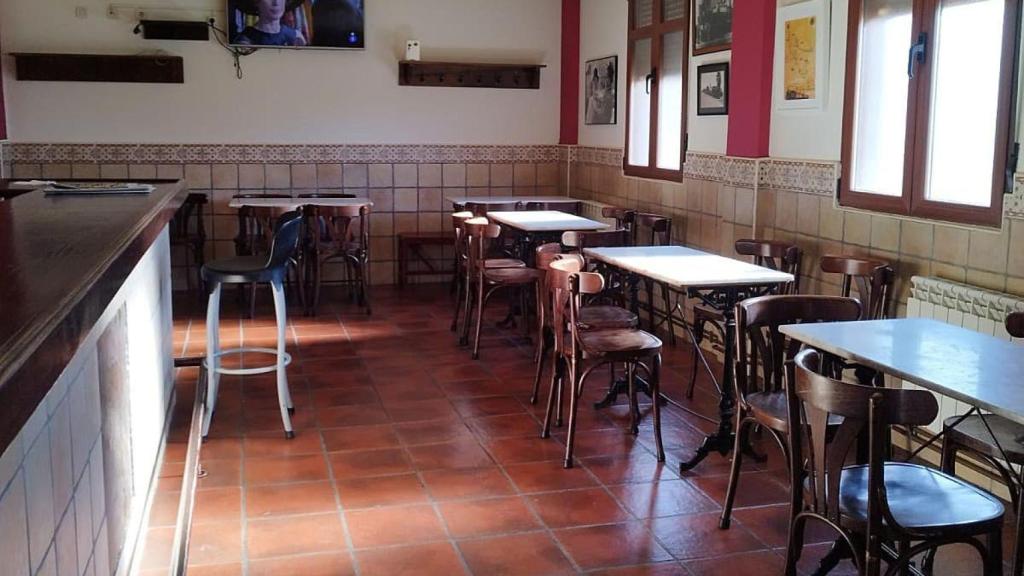 Las mesas del Bar Dulcinea en Palazuelo de Vedija