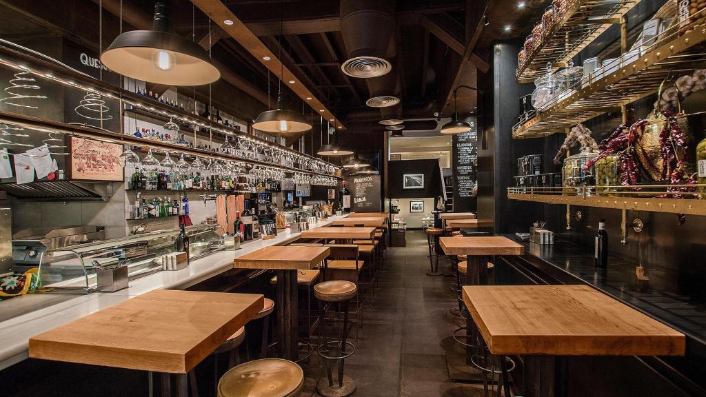 El interior de La Taberna del Gourmet en Alicante.