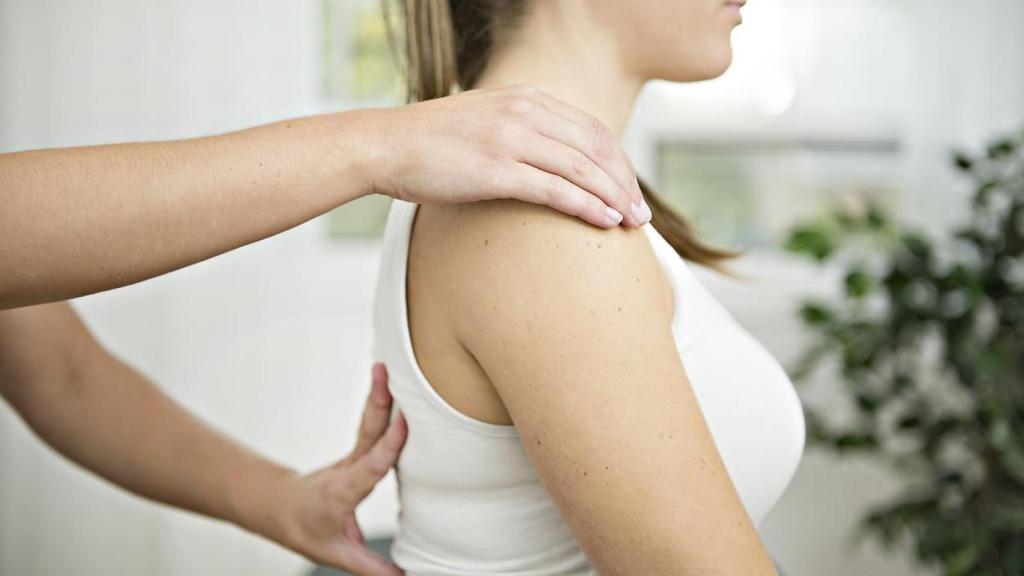 El 'hombro congelado' se diagnostica a través de una exploración en consulta, como en la imagen.