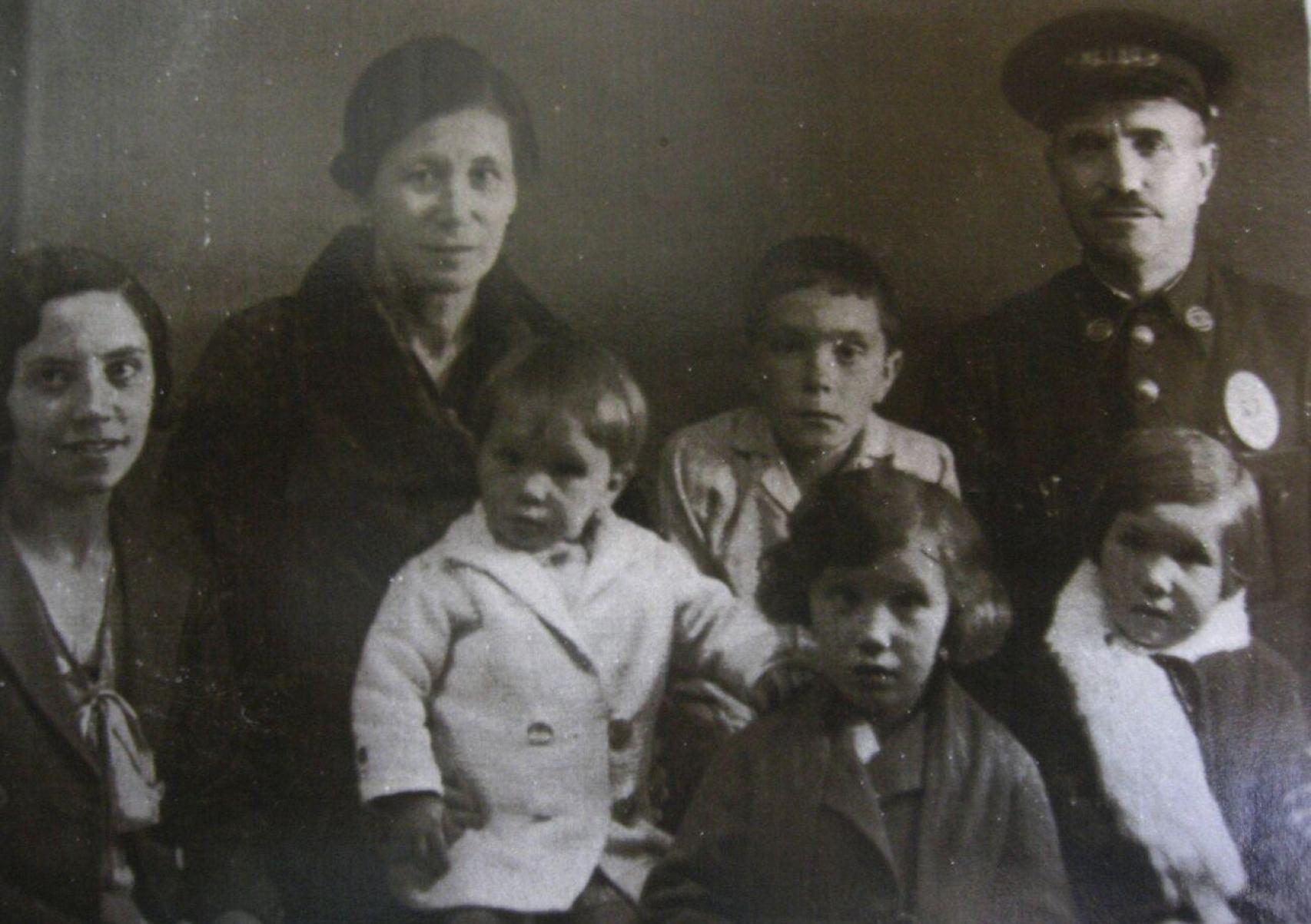 Zacarías, con el uniforme del Metro, y Paquita, vestida de blanco.