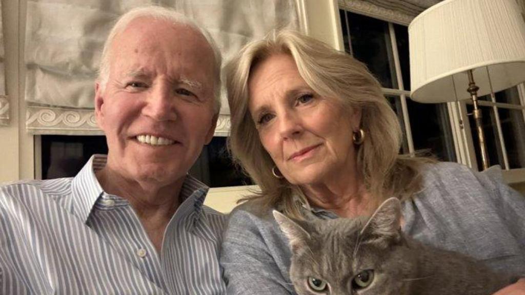 El expresidente Joe Biden ha dado las gracias por las muestras de cariño recibidas en sus redes sociales con un selfie en el que aparece sonriente junto a  su mujer Jill y su gato.