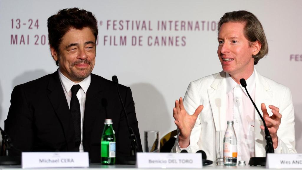 Benicio del Toro y Wes Anderson en la rueda de prensa de presentación de 'La trama Fenicia' en el Festival de Cannes 2025. Foto: MONICA SCHIPPER / POOL